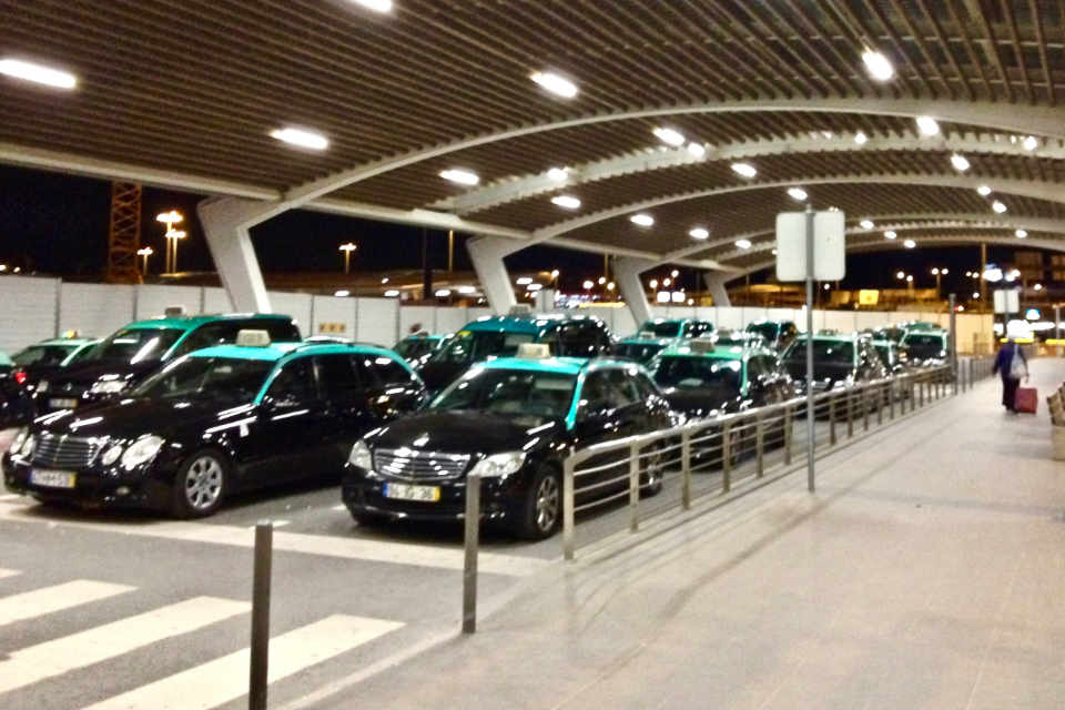 Táxis públicos no aeroporto