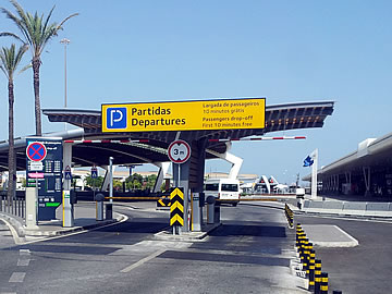 Aeroporto de Faro - entrada para o parque Kiss & Fly - partidas