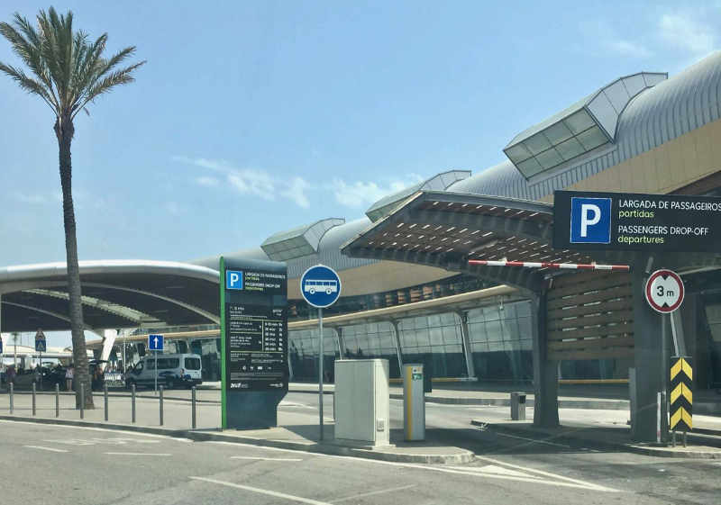 Aeroporto de Faro - entrada para o parque Kiss & Fly - partidas