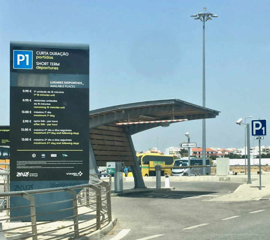 Aeroporto de Faro - entrada para o parque P1 - partidas