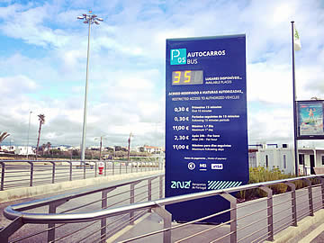 Aeroporto de Faro - entrada para o parque P5 - autocarros de turismo