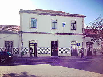 Fachada da estação de comboios em Faro